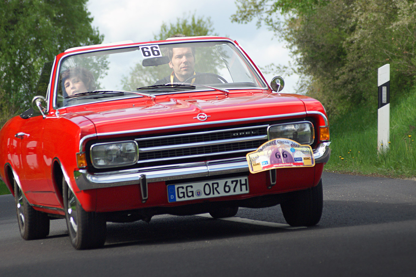 Tom Schwede am Steuer eines Opel Rekord C Cabrio (Foto: Felix Neidhart)